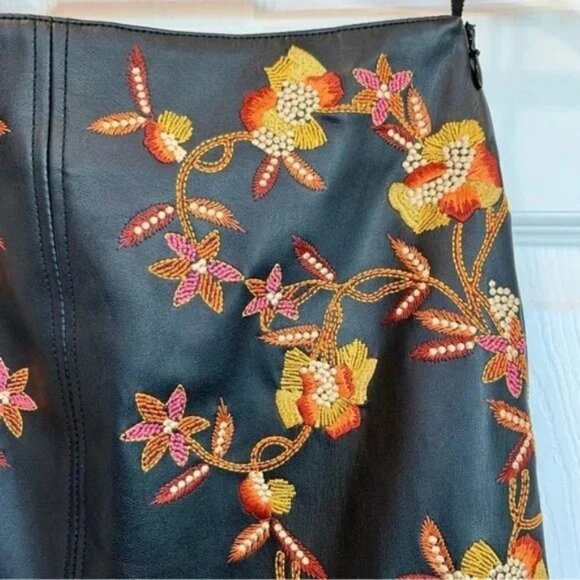 🍂 🍁 Black Leather Floral Leaves Embroidered Pencil Skirt with Center Slit - Picture 9 of 15